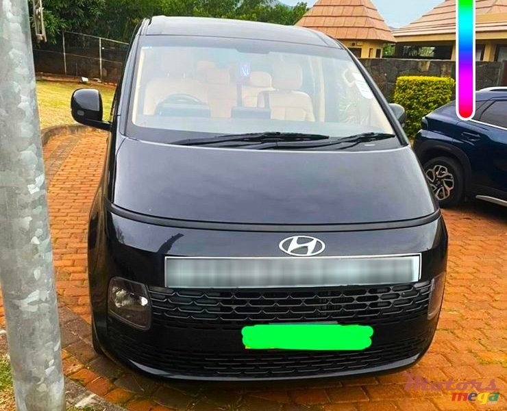 2022' Hyundai Staria 11 seater photo #2