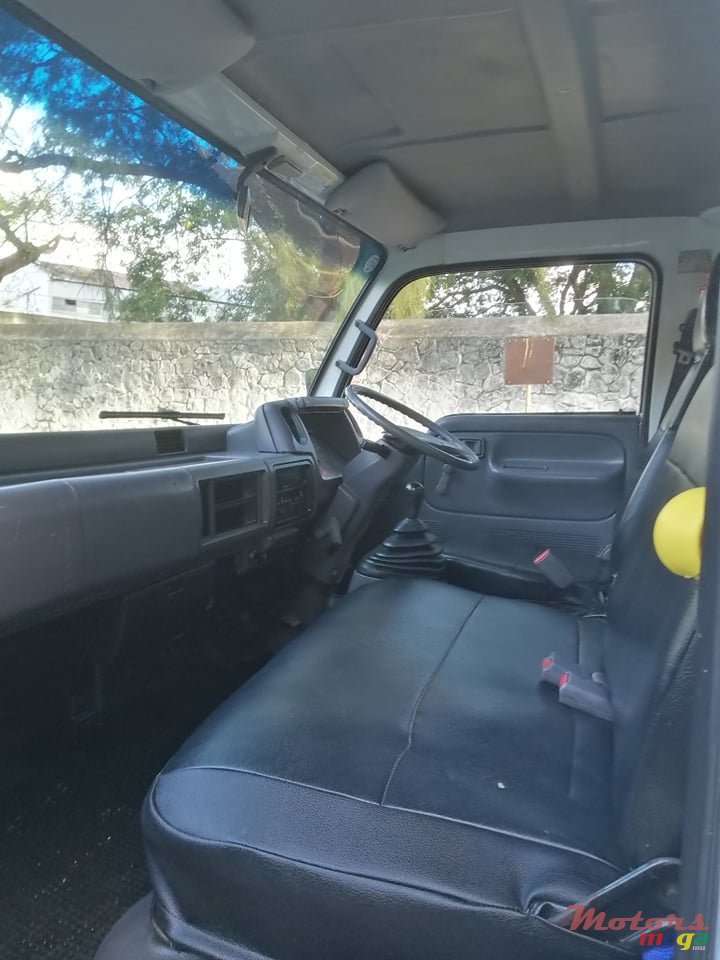 2005' Nissan 300 photo #2