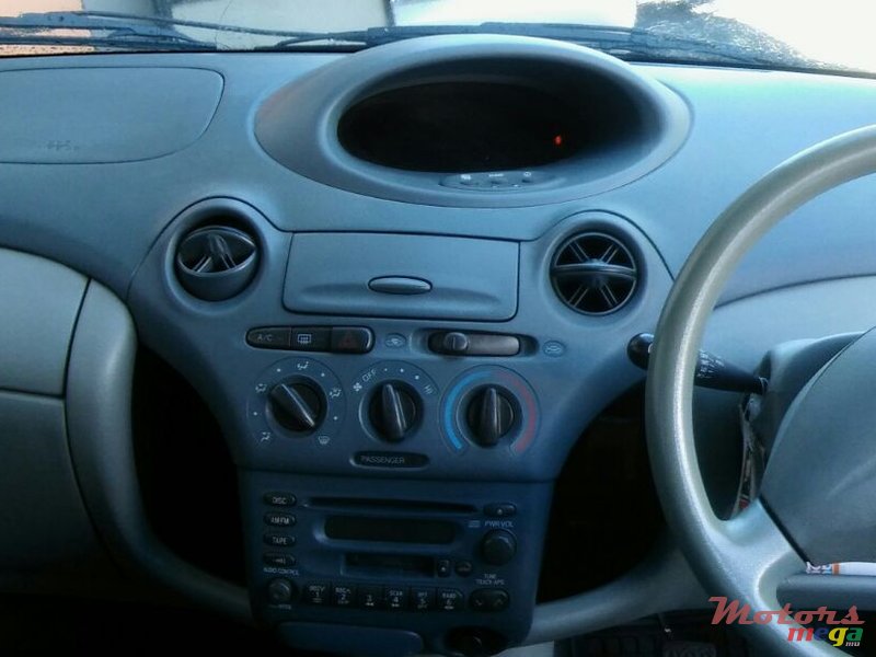 2000' Toyota Vitz photo #4