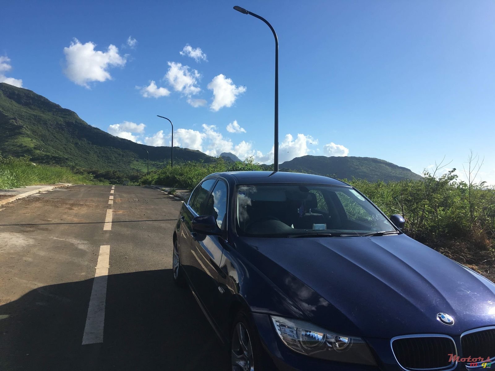 2011' BMW 3 Series photo #1