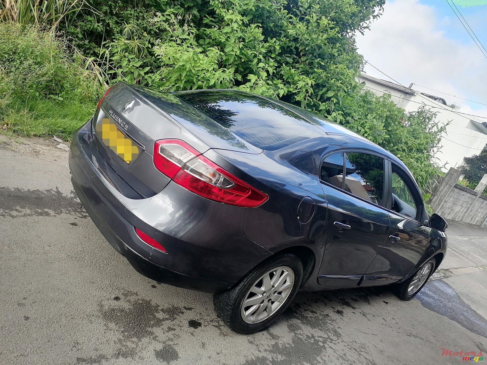 2011' Renault Fluence photo #5