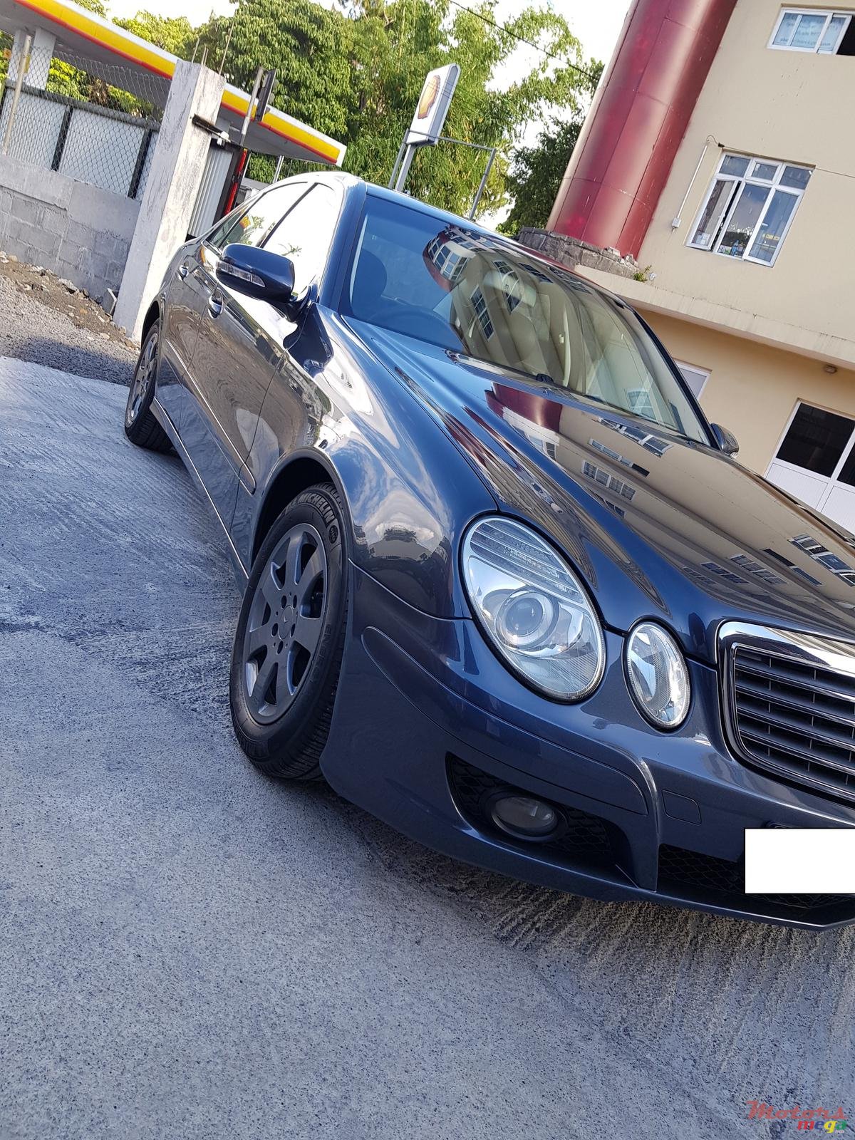 2010' Mercedes-Benz E-Class E200 photo #2