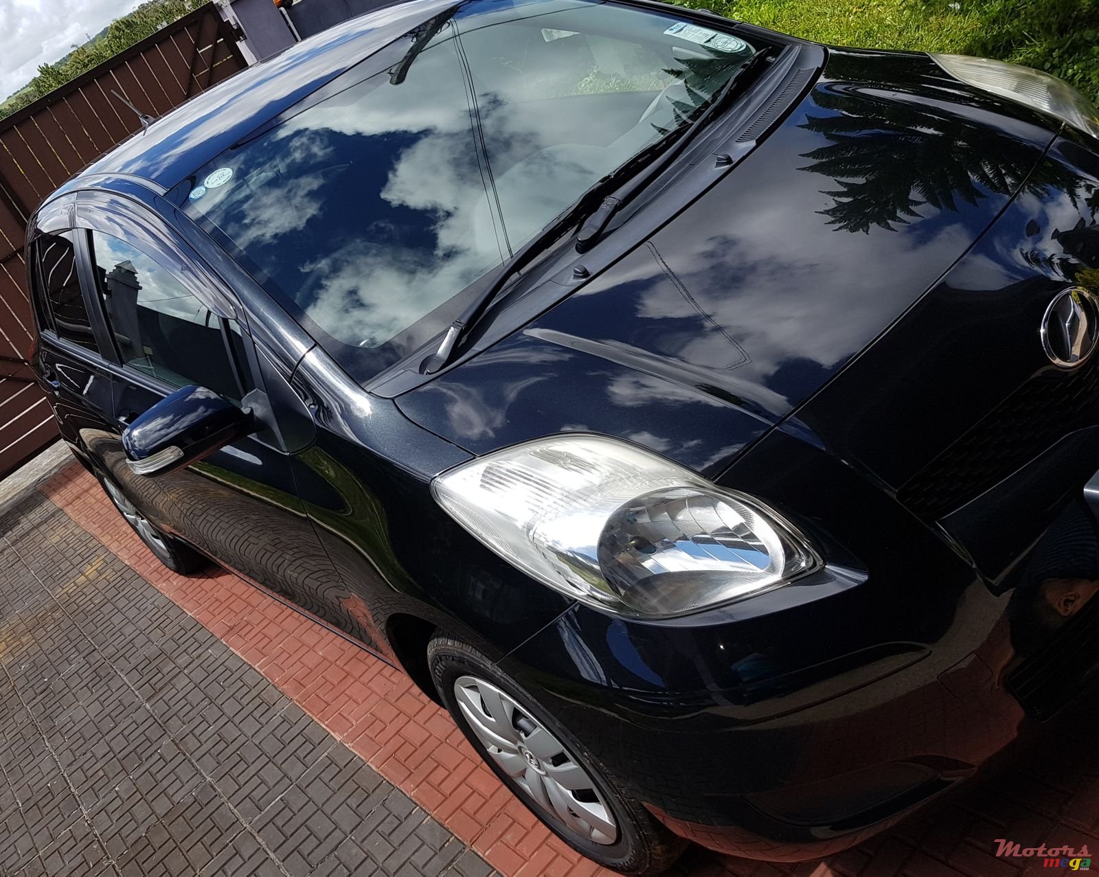 2010' Toyota Vitz photo #2