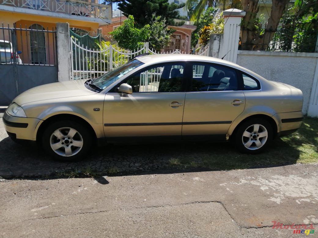 2002' Volkswagen Passat photo #5