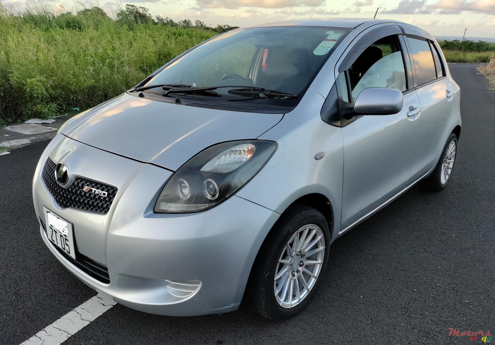 2005' Toyota Vitz photo #1