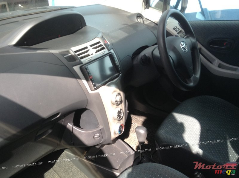 2006' Toyota Vitz photo #4