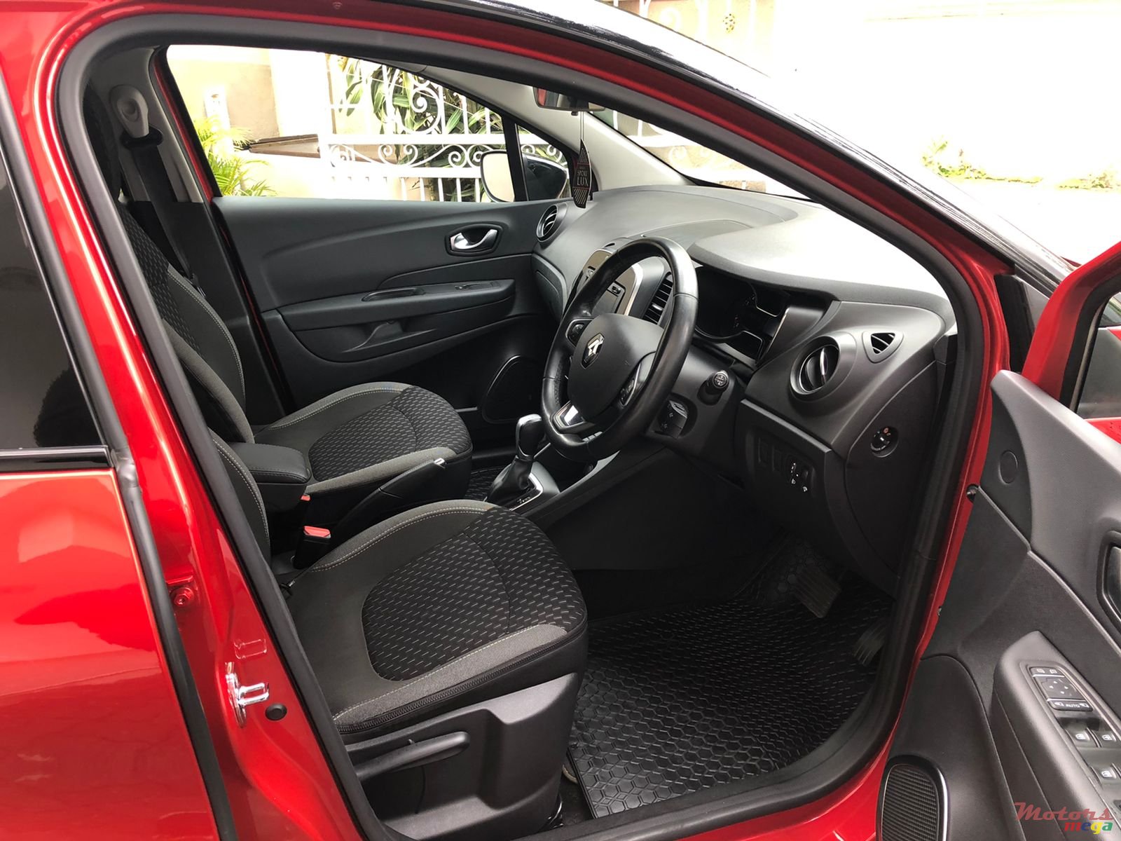 2019' Renault Captur photo #6