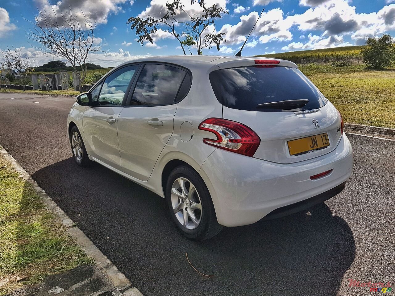 2013' Peugeot 208 photo #2