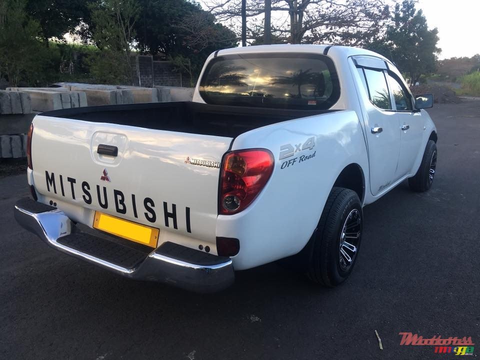 2010' Mitsubishi L200 Sportero 4x2 photo #3