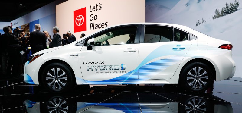 Toyota's hybrid strategy: Patents are free, the hardware will cost you