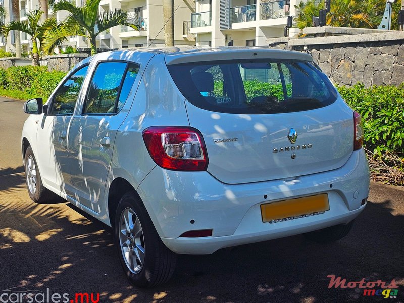 2016' Renault Sandero 0.9 Turbo photo #3