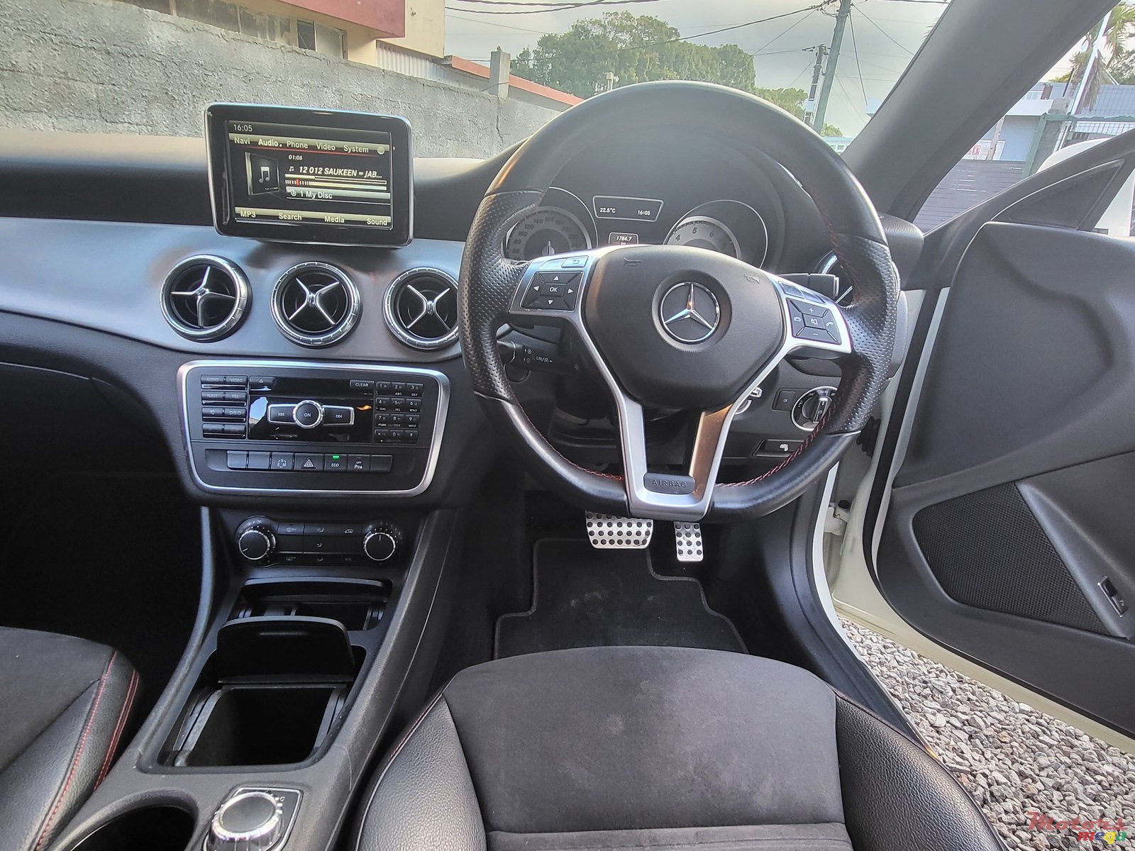 2014' Mercedes-Benz CLA 180 photo #5