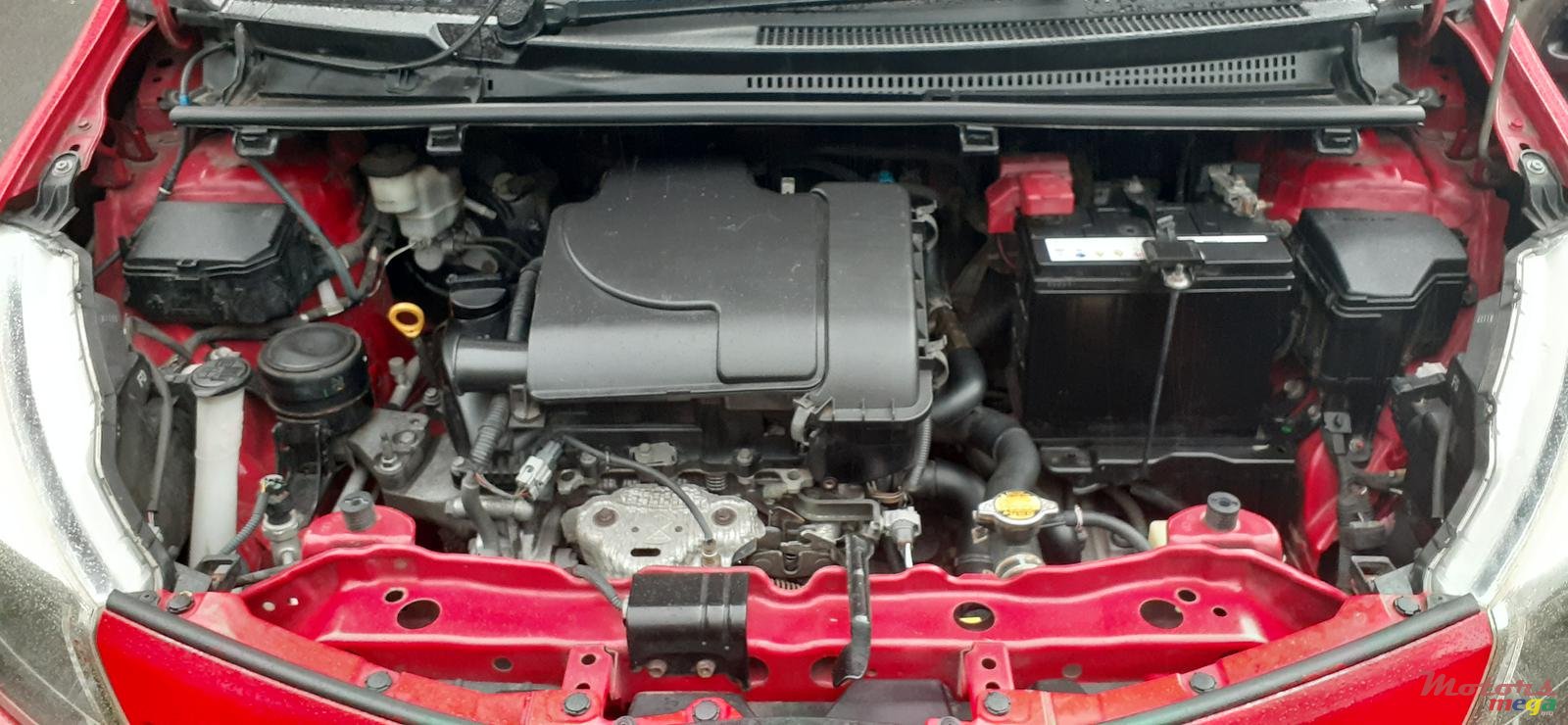 2011' Toyota Vitz photo #7