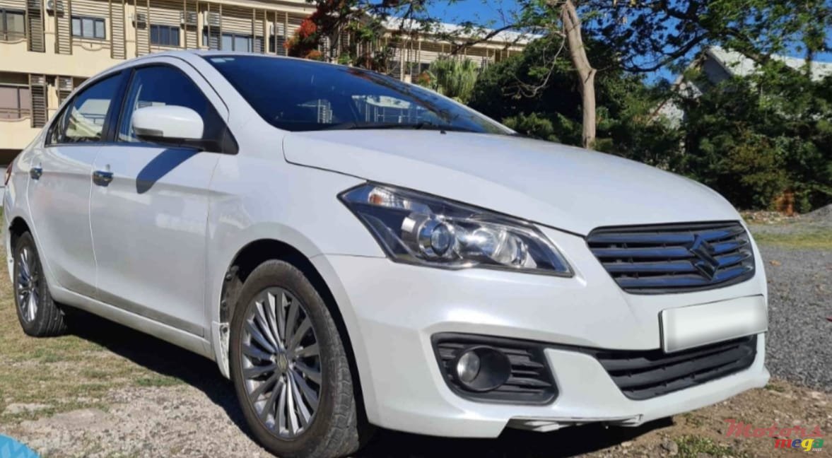 2015' Suzuki Ciaz GLX 1.4 cm3 photo #1