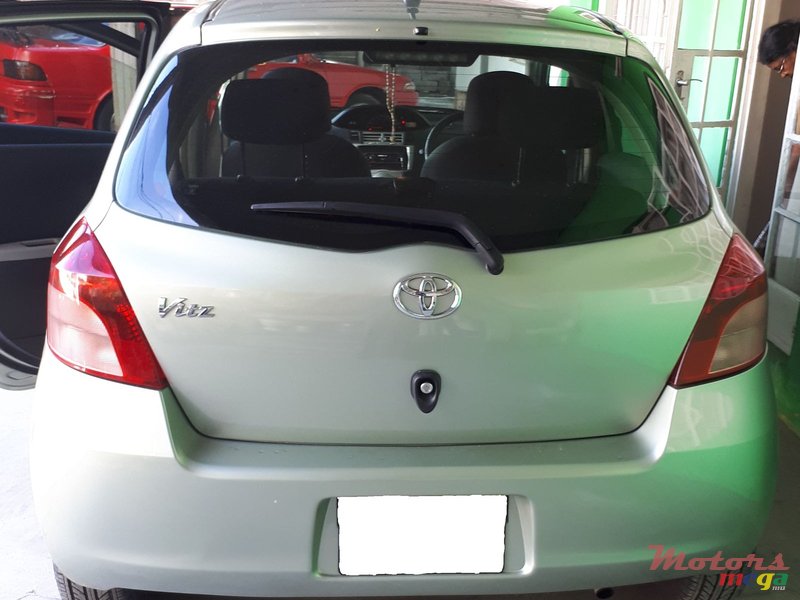 2006' Toyota Vitz photo #2