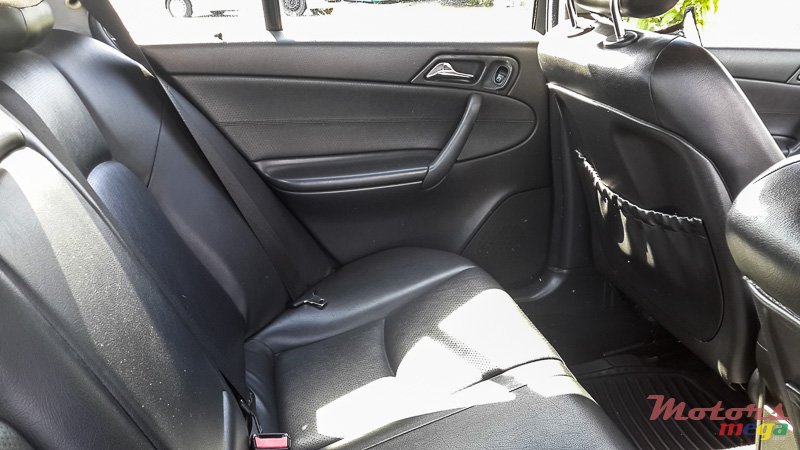 2003' Mercedes-Benz C-Class C220 CDI photo #7