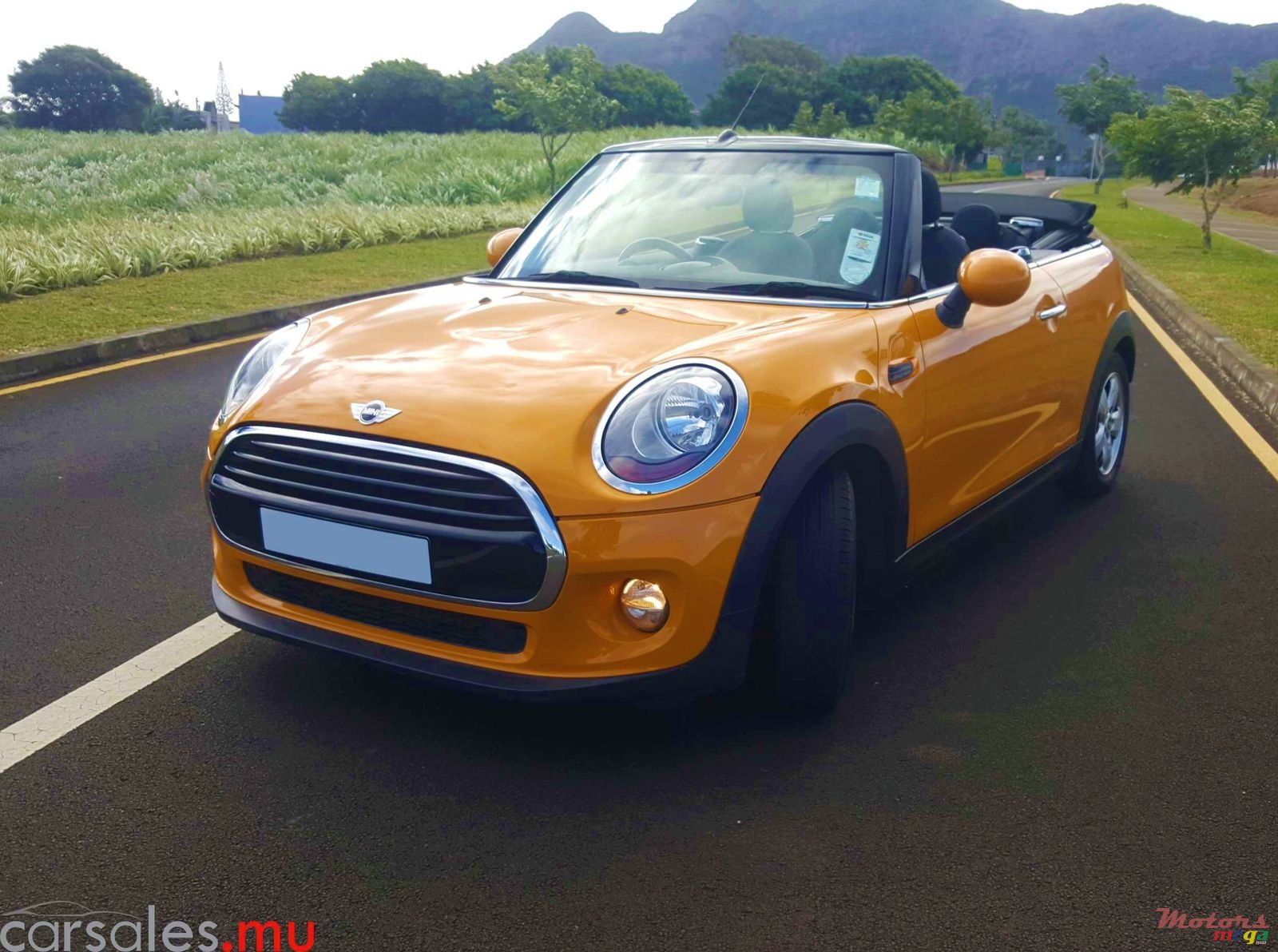 2017' MINI Cooper Cabrio photo #2