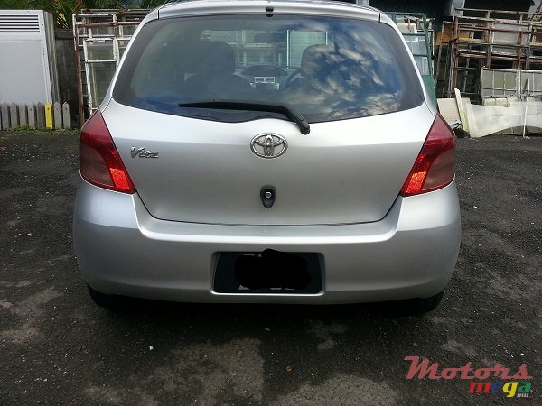 2005' Toyota Vitz photo #2