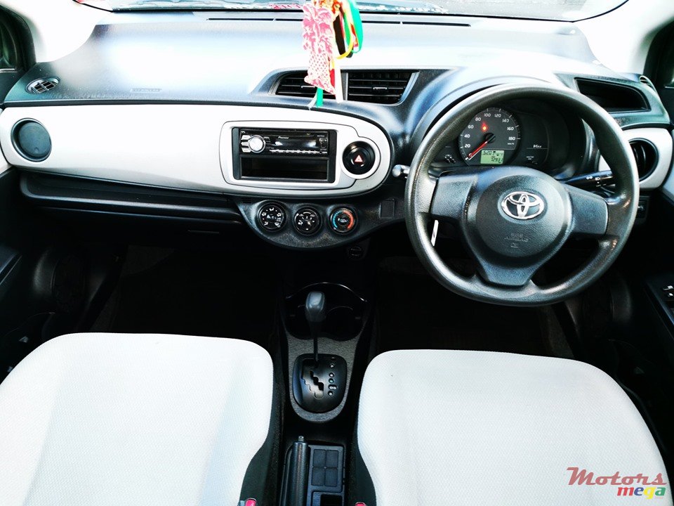 2012' Toyota Vitz photo #6