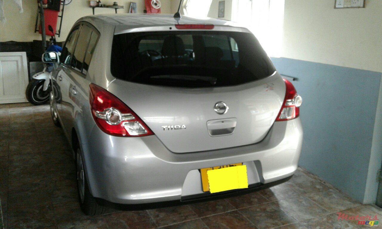 2011' Nissan Tiida Hatchback photo #2