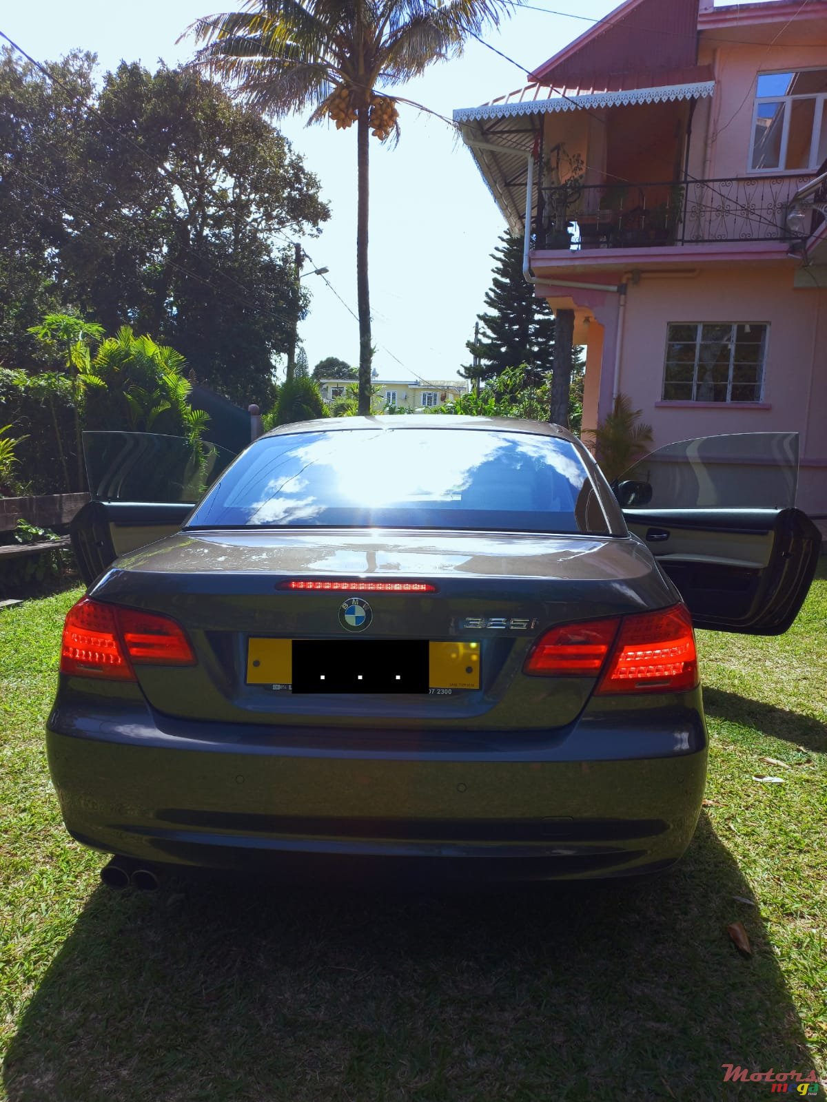 2010' BMW 3 Series Convertible E93 photo #2