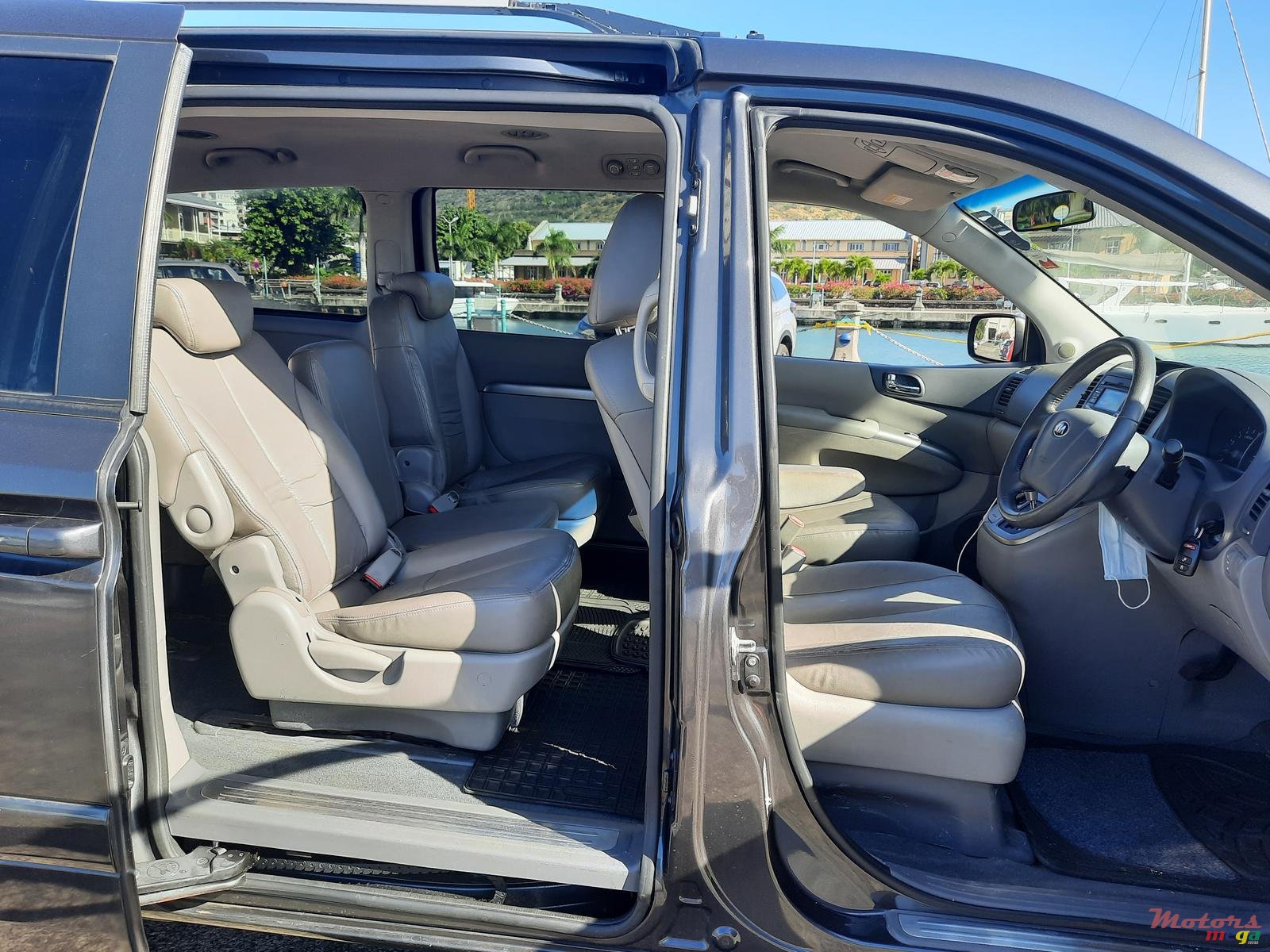 2013' Kia Carnival STATION WAGON photo #4