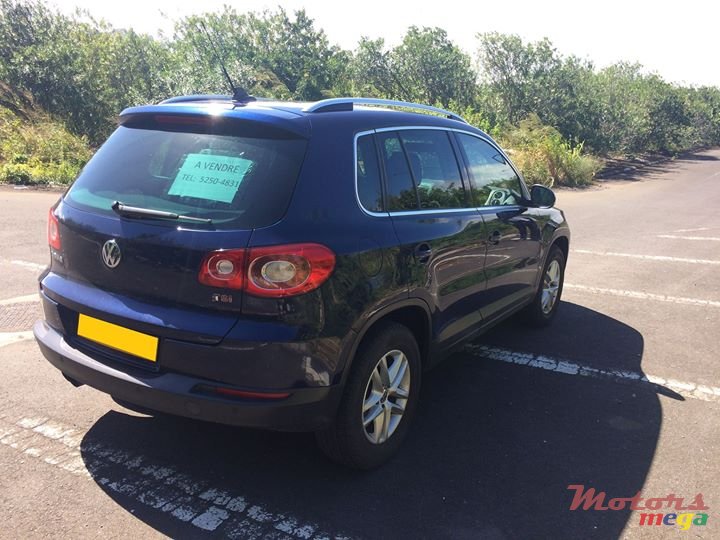 2011' Volkswagen Tiguan photo #1