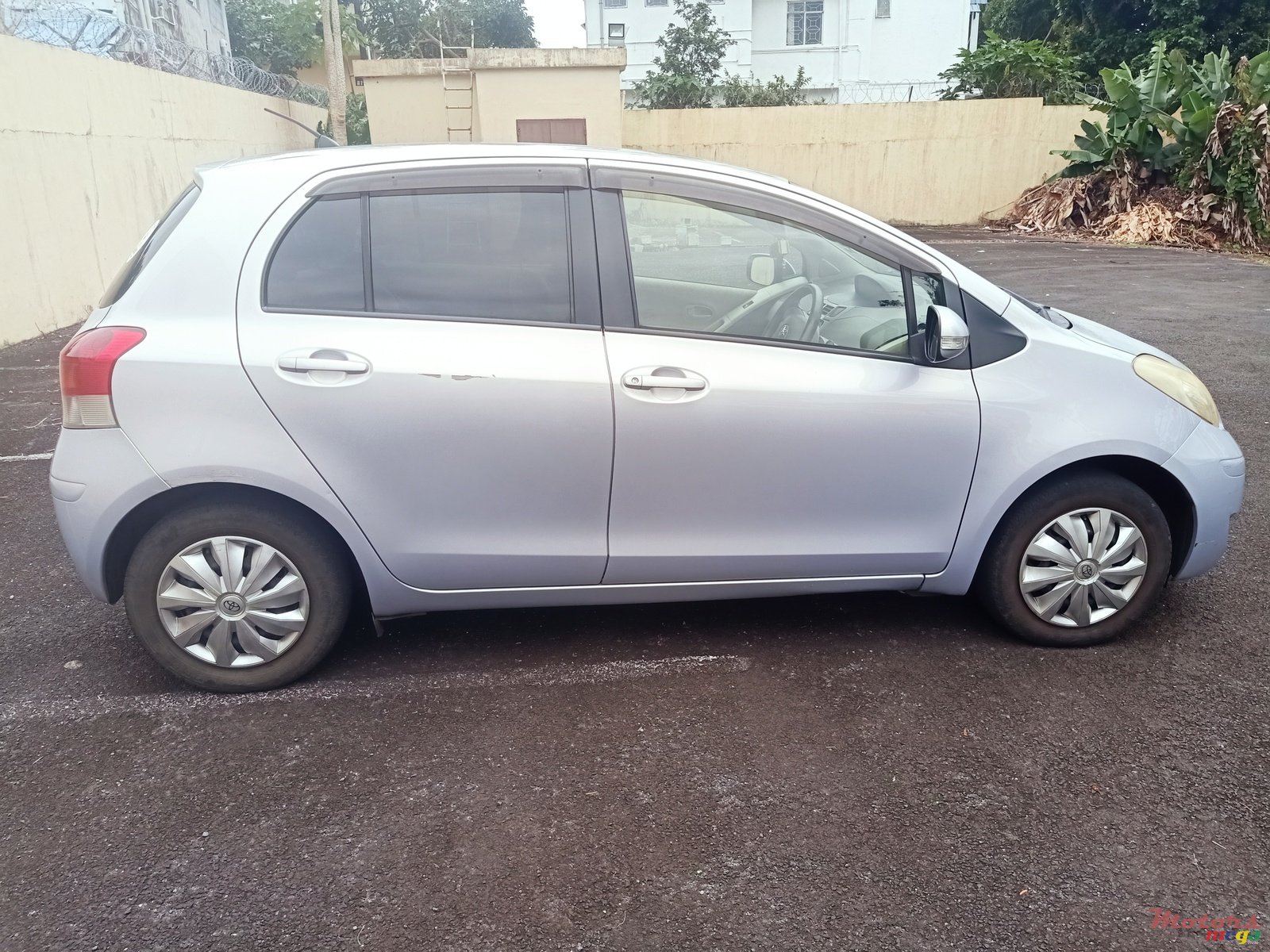 2009' Toyota Vitz photo #1