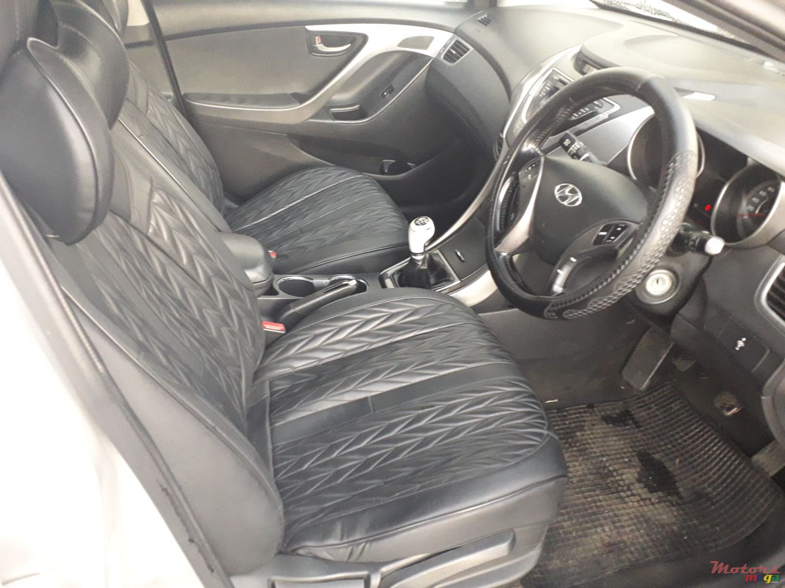 2013' Hyundai Elantra photo #3