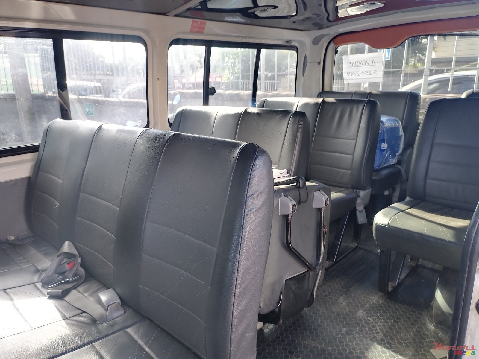 2009' Toyota HiAce photo #2