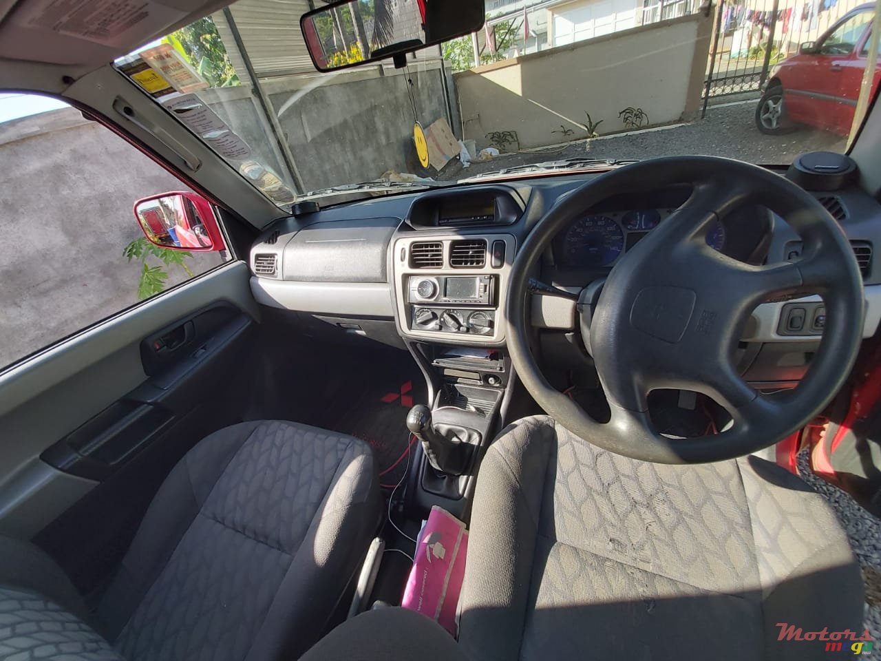 2001' Mitsubishi Pajero photo #4