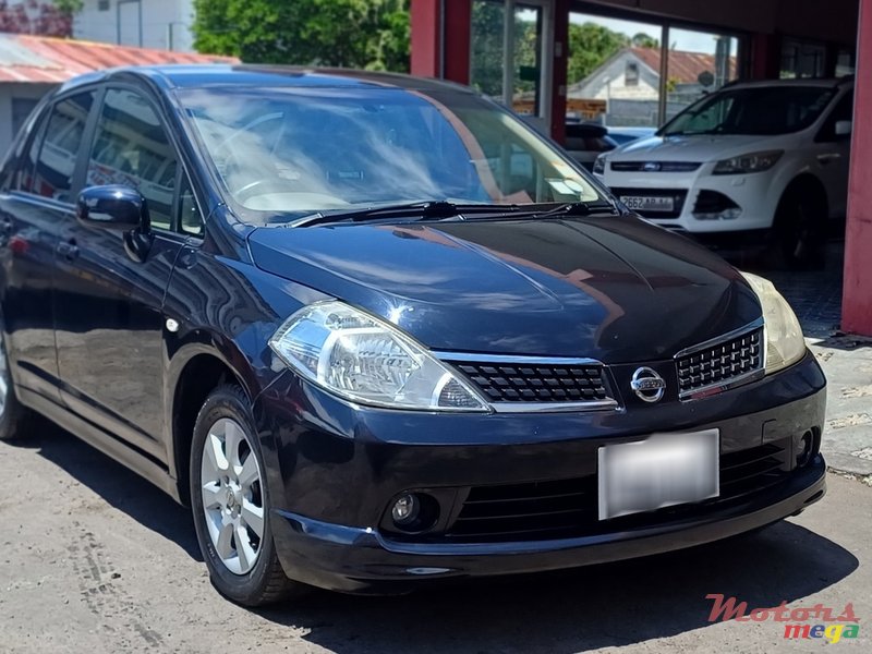 2011' Nissan Tiida photo #1