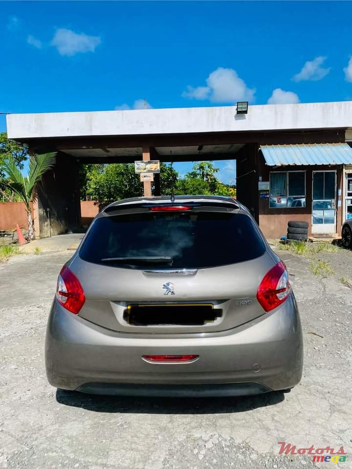 2013' Peugeot 208 photo #2