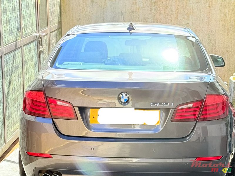 2011' BMW 523 photo #3