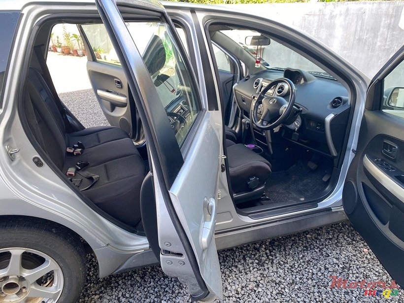 2004' Toyota IST Auto 1.3L JAPAN photo #4