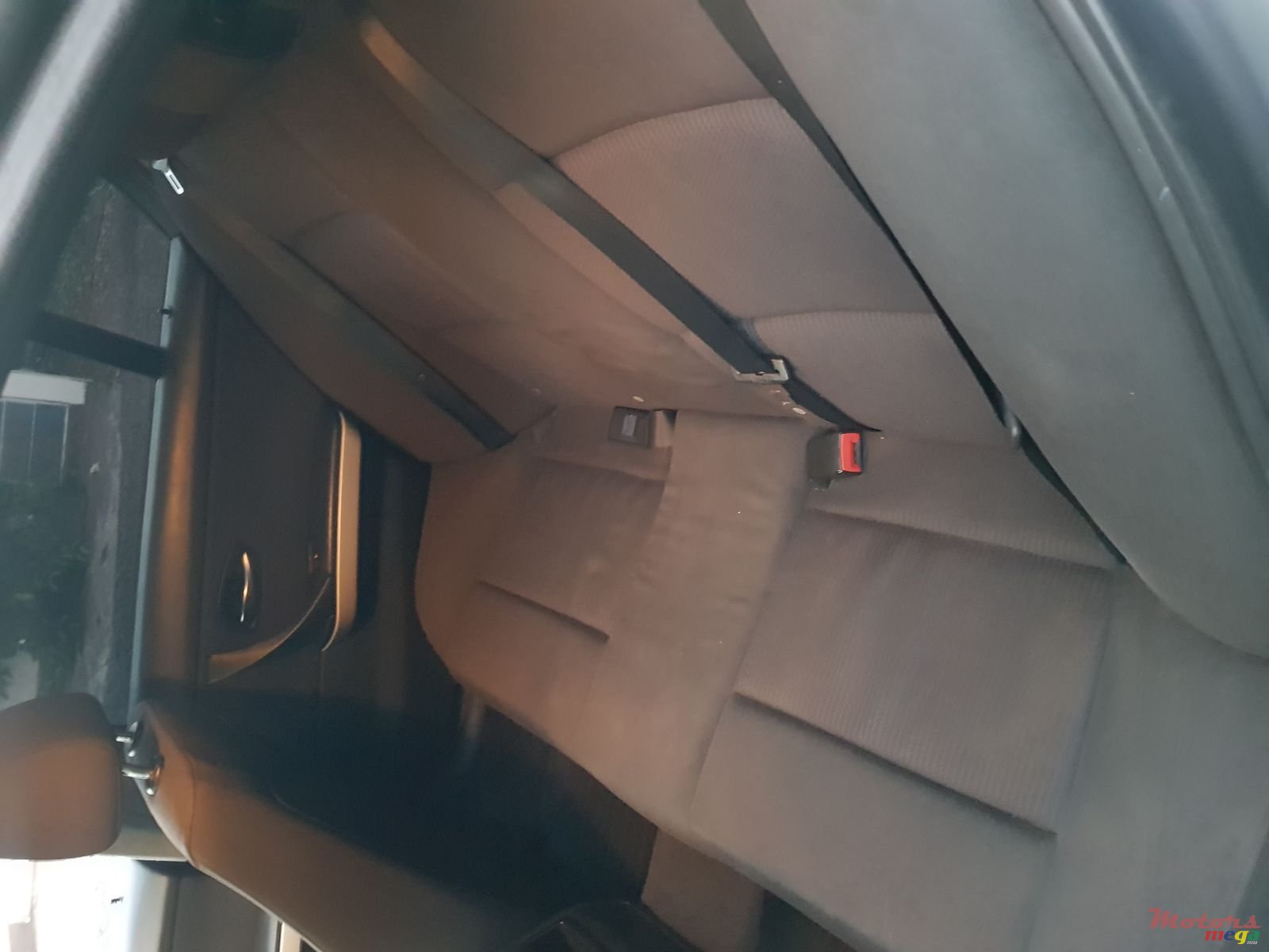 2010' BMW 318 photo #7