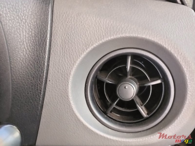 2015' Toyota Vitz photo #6