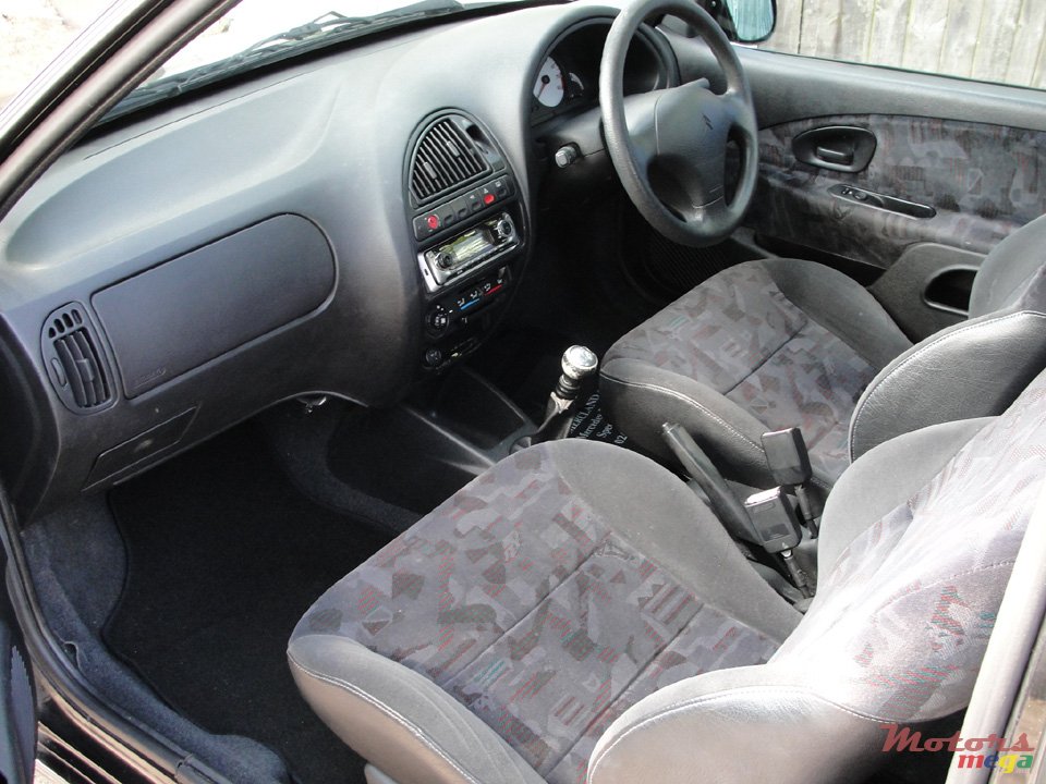 2001' Citroen Saxo photo #1