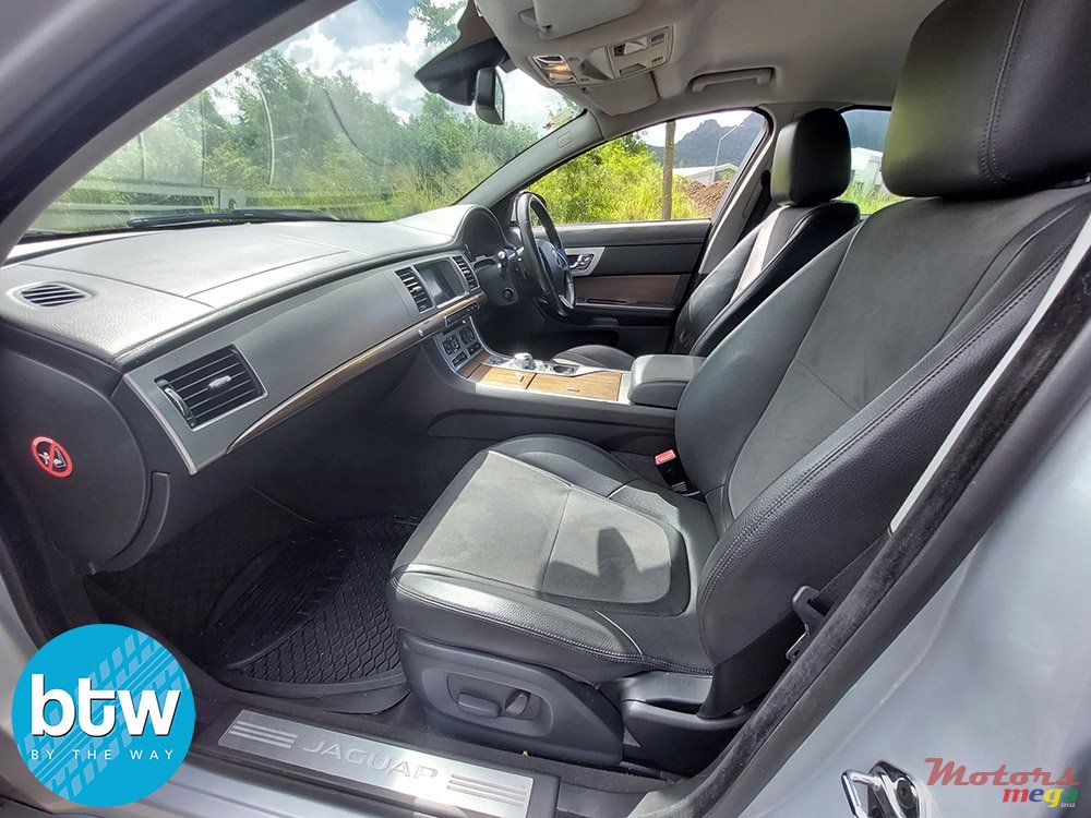 2015' Jaguar XF photo #4
