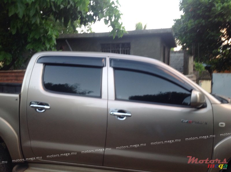 2011' Toyota Hilux photo #3