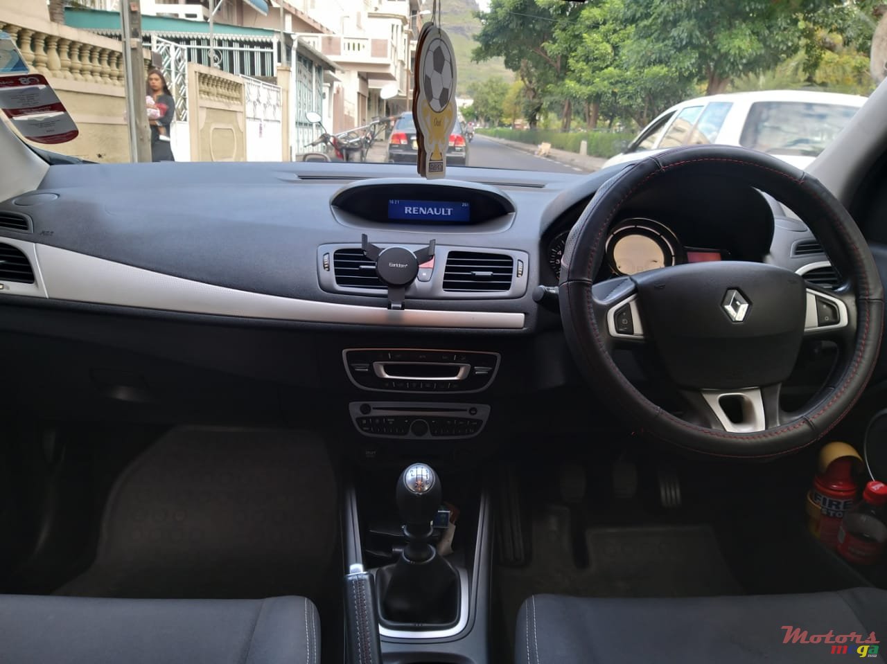2011' Renault Megane photo #3