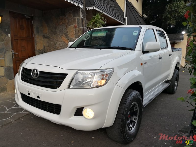 2012' Toyota Hilux photo #1