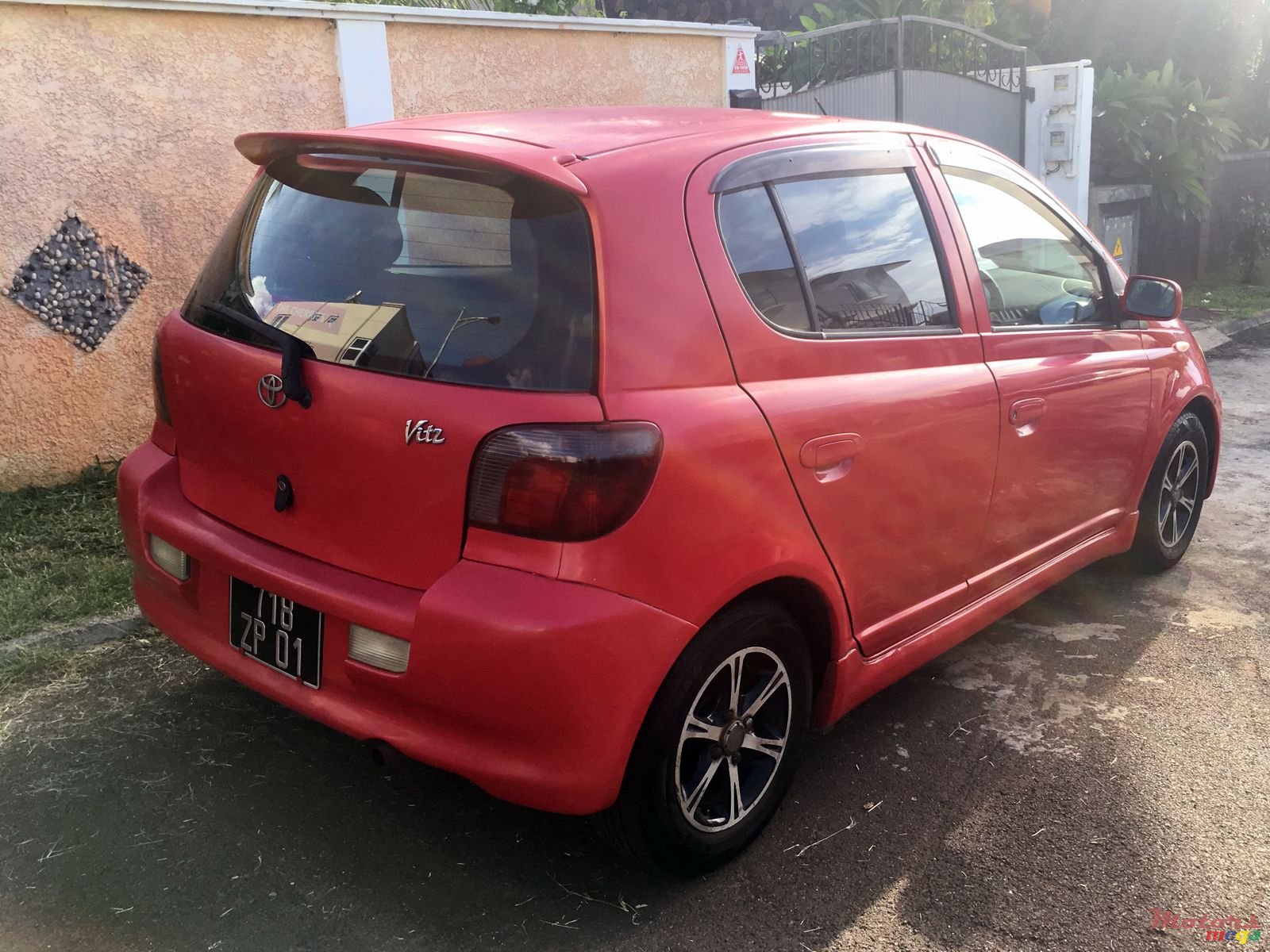 2001' Toyota Vitz photo #2