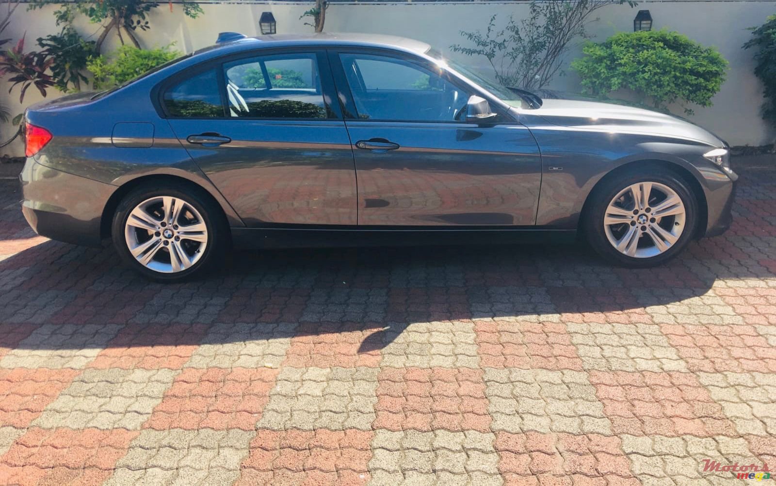 2013' BMW 3 Series photo #2