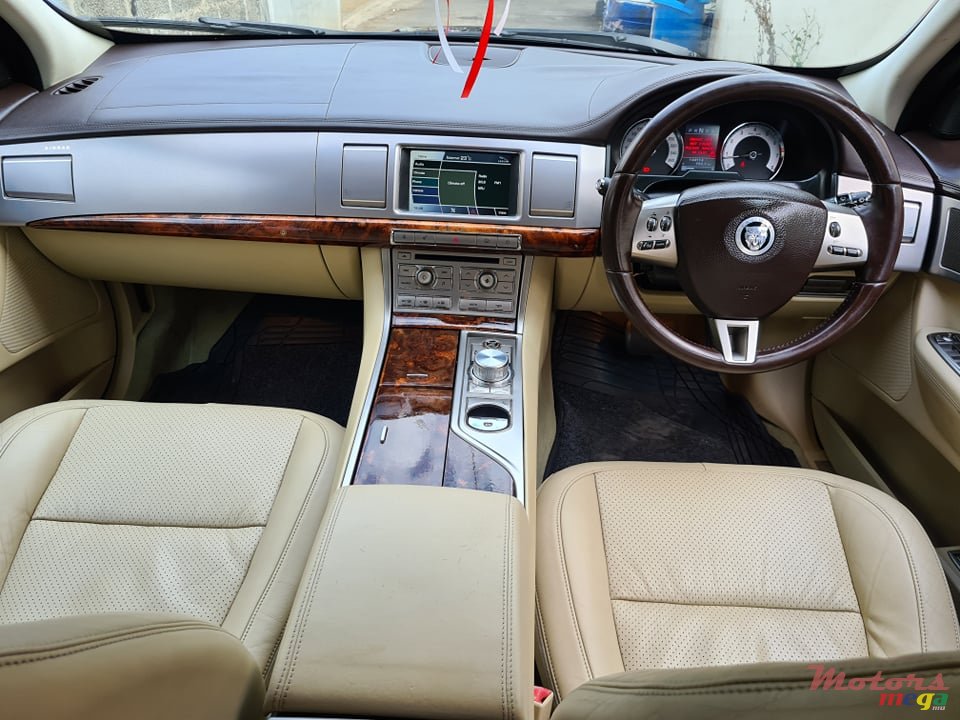 2010' Jaguar XF photo #5