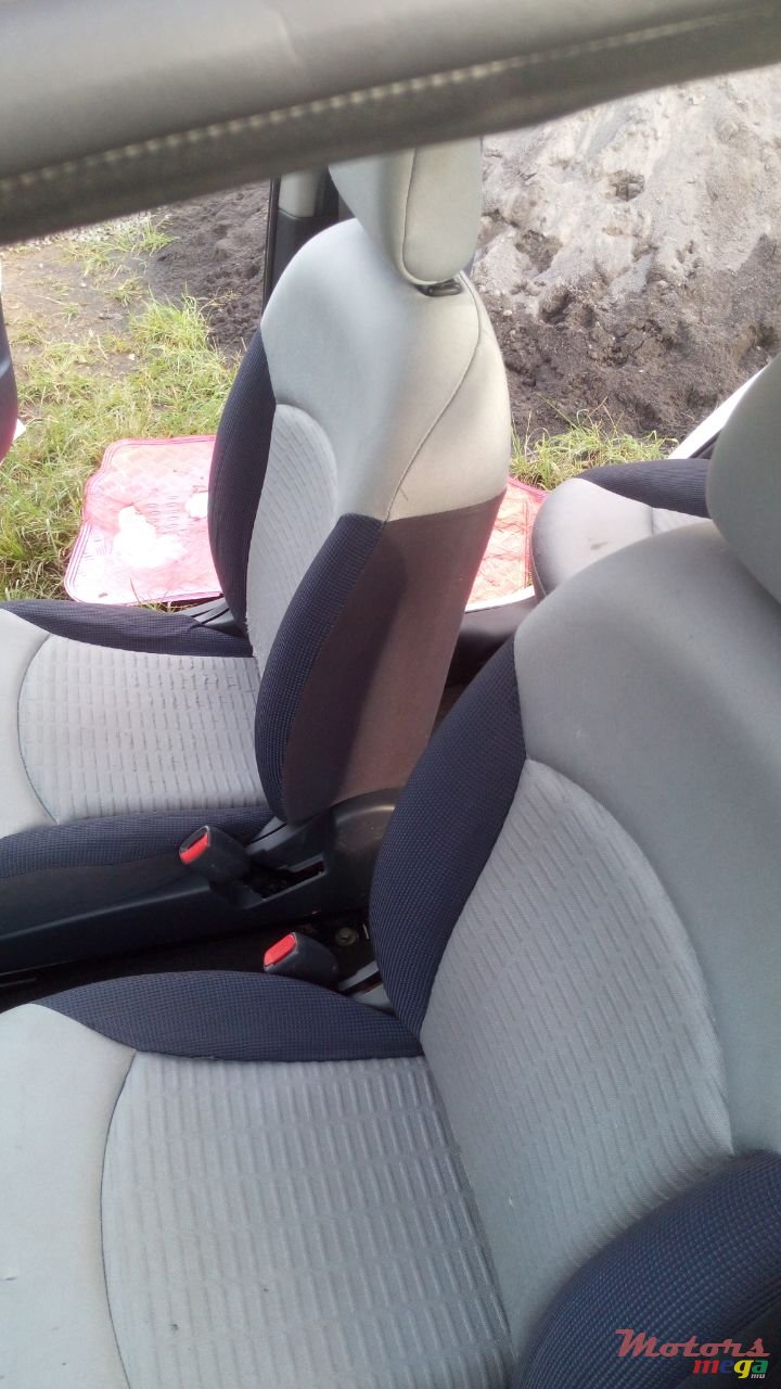 2004' Mitsubishi Colt photo #4