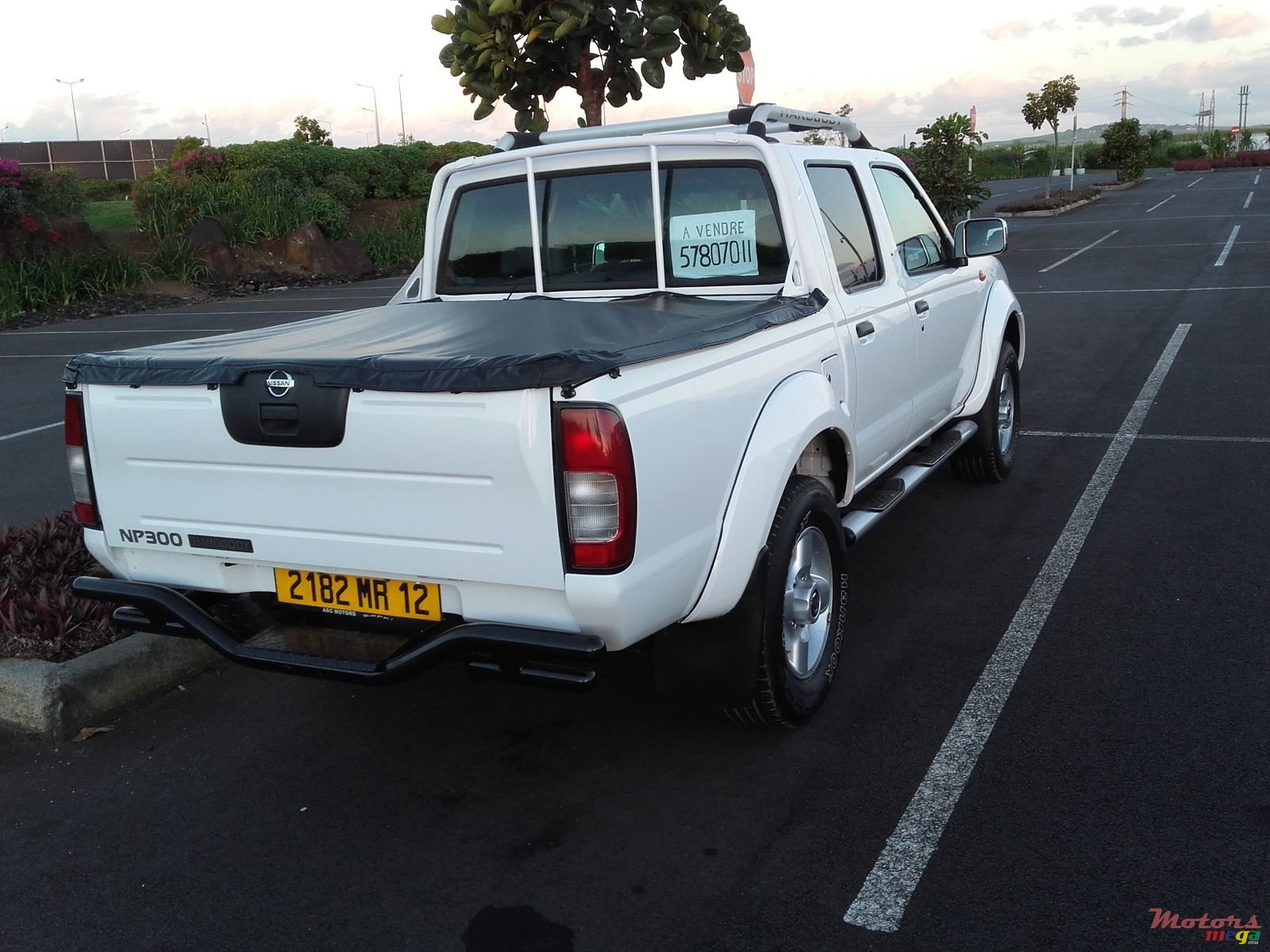 2012' Nissan Hardbody photo #3