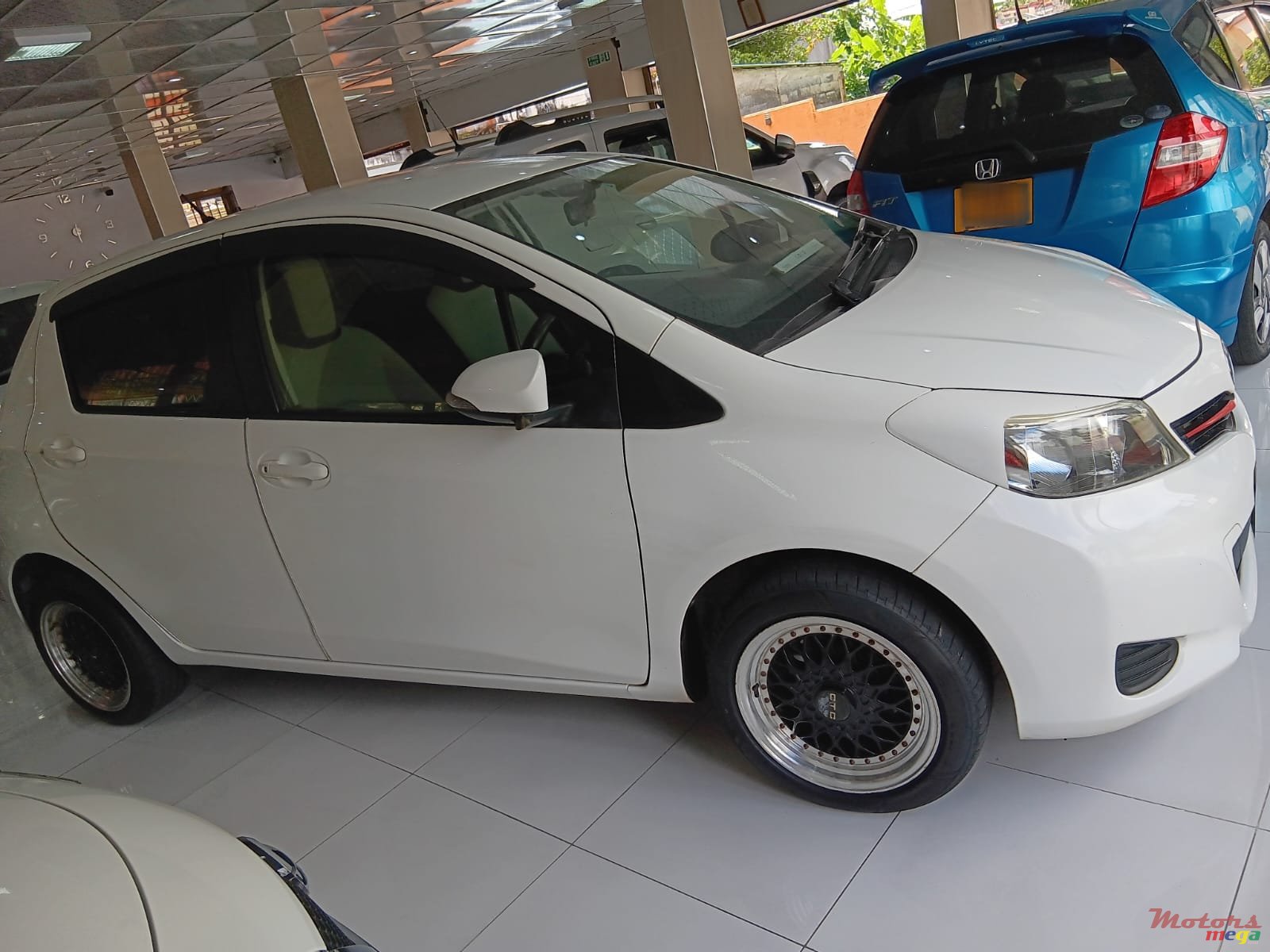 2012' Toyota Vitz photo #2