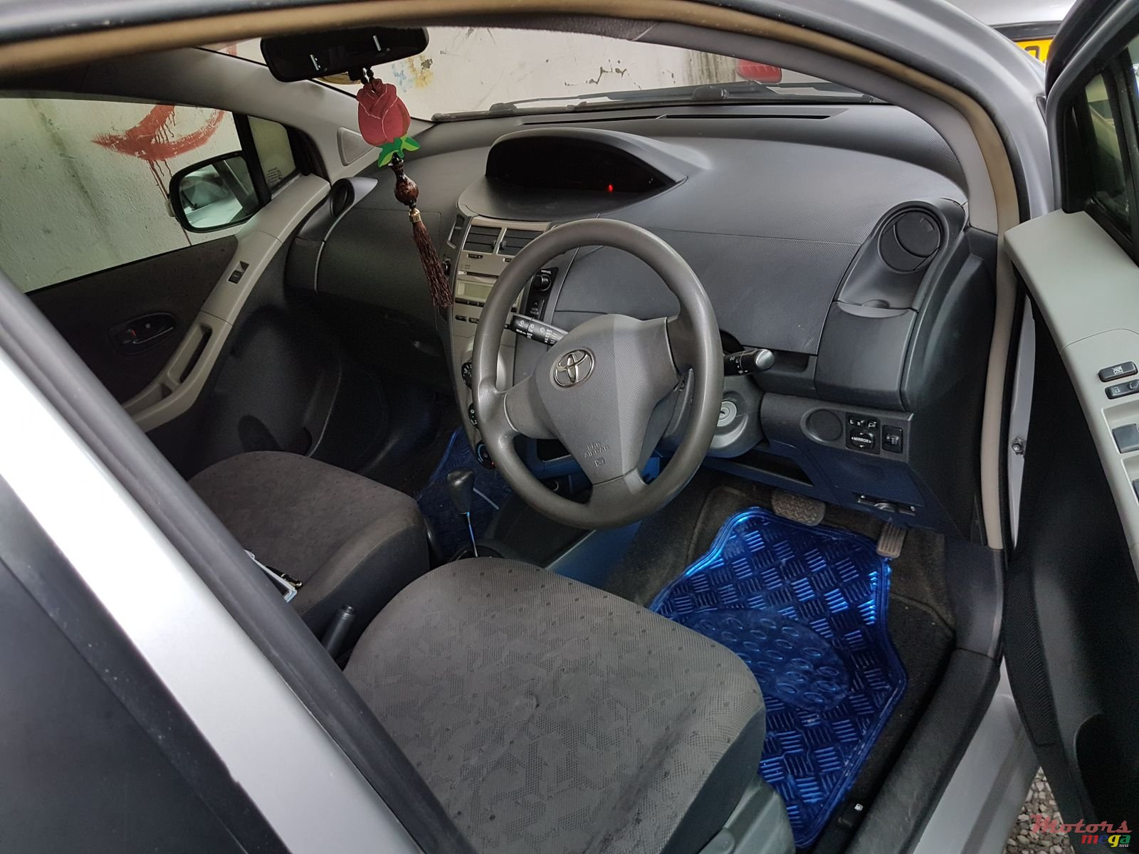 2008' Toyota Vitz photo #5