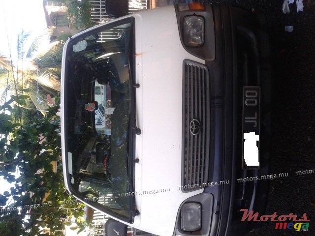 2000' Toyota photo #2